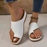 Stilvolle und stützende Keilsandalen