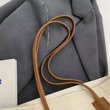 Schultertasche aus Leder mit Ziernähten