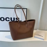 Schultertasche aus Leder mit Ziernähten