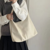 2-teiliges Set: Große Schultertasche aus Leder