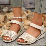 Blumeninspirierte Sandalen mit mittelhohem Absatz