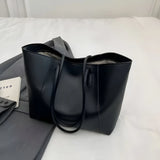 Schultertasche aus Leder mit Ziernähten