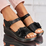 Blumeninspirierte Sandalen mit mittelhohem Absatz