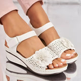 Blumeninspirierte Sandalen mit mittelhohem Absatz