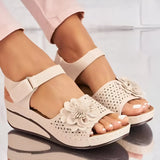 Blumeninspirierte Sandalen mit mittelhohem Absatz