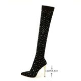 Stylische kniehohe Stiefel mit funkelnden Strasssteinen
