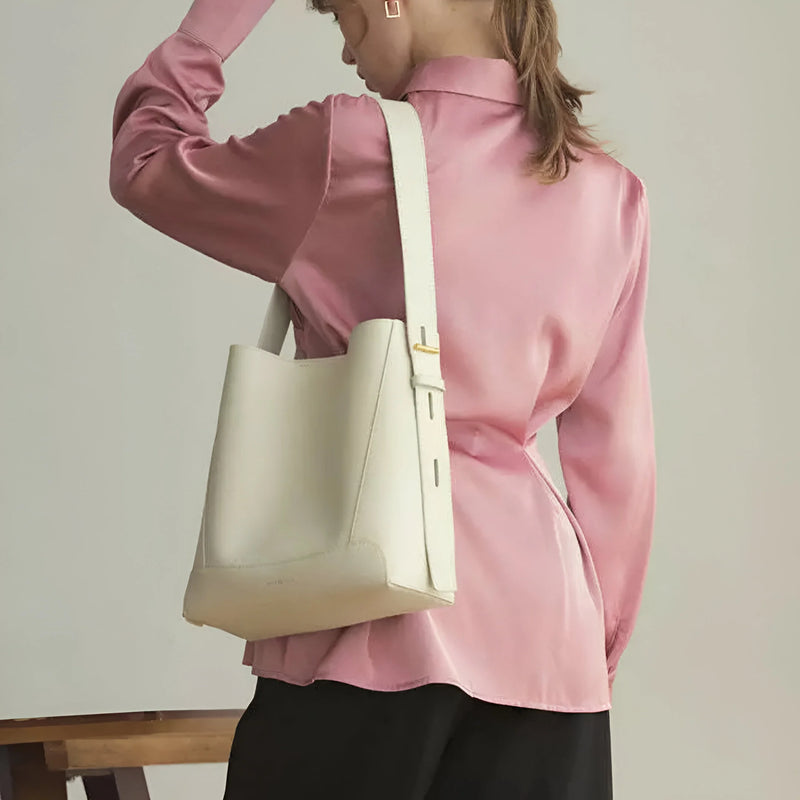Moderne Schultertasche im Bucket-Stil mit Knopfverschluss