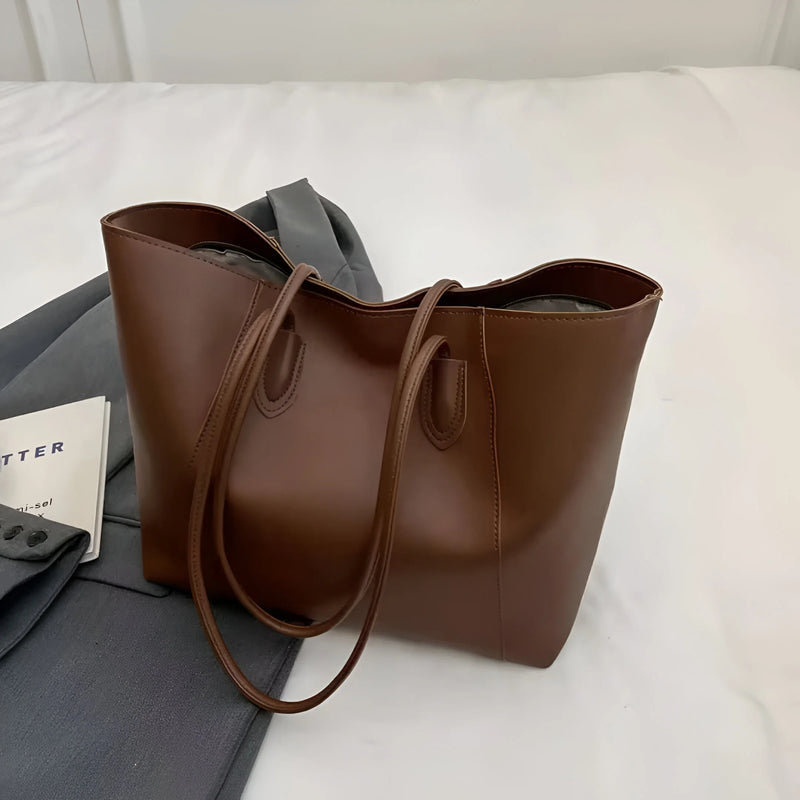 Schultertasche aus Leder mit Ziernähten