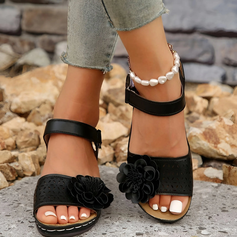 Blumeninspirierte Sandalen mit mittelhohem Absatz