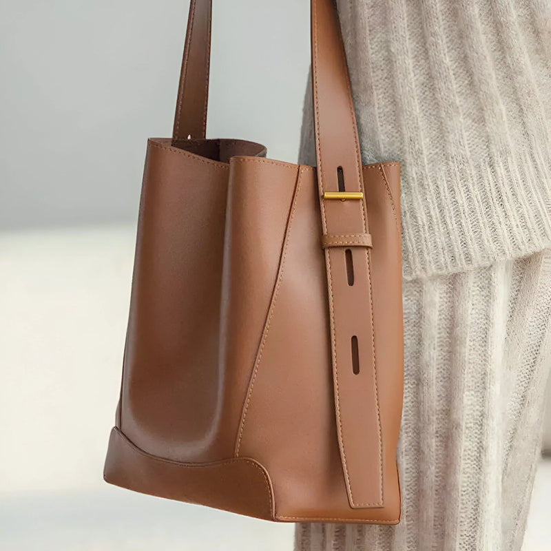 Moderne Schultertasche im Bucket-Stil mit Knopfverschluss