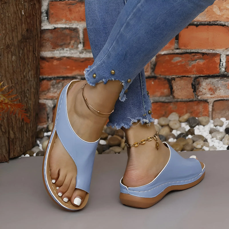 Stilvolle und stützende Keilsandalen