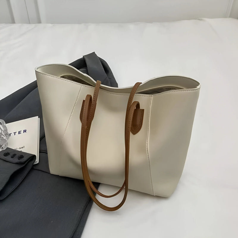 Schultertasche aus Leder mit Ziernähten