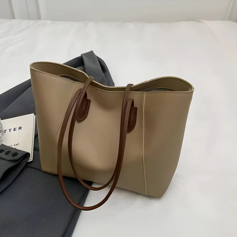 Schultertasche aus Leder mit Ziernähten