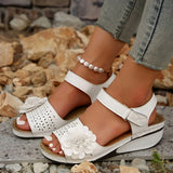 Blumeninspirierte Sandalen mit mittelhohem Absatz