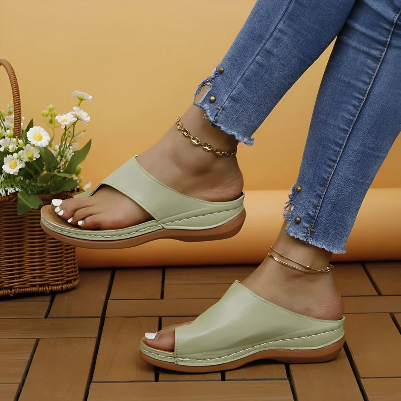 Stilvolle und stützende Keilsandalen