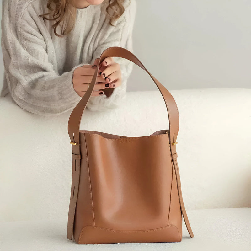 Moderne Schultertasche im Bucket-Stil mit Knopfverschluss