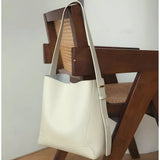 Moderne Schultertasche im Bucket-Stil mit Knopfverschluss