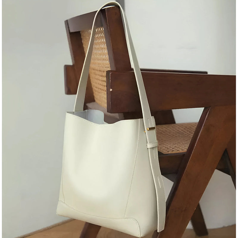 Moderne Schultertasche im Bucket-Stil mit Knopfverschluss