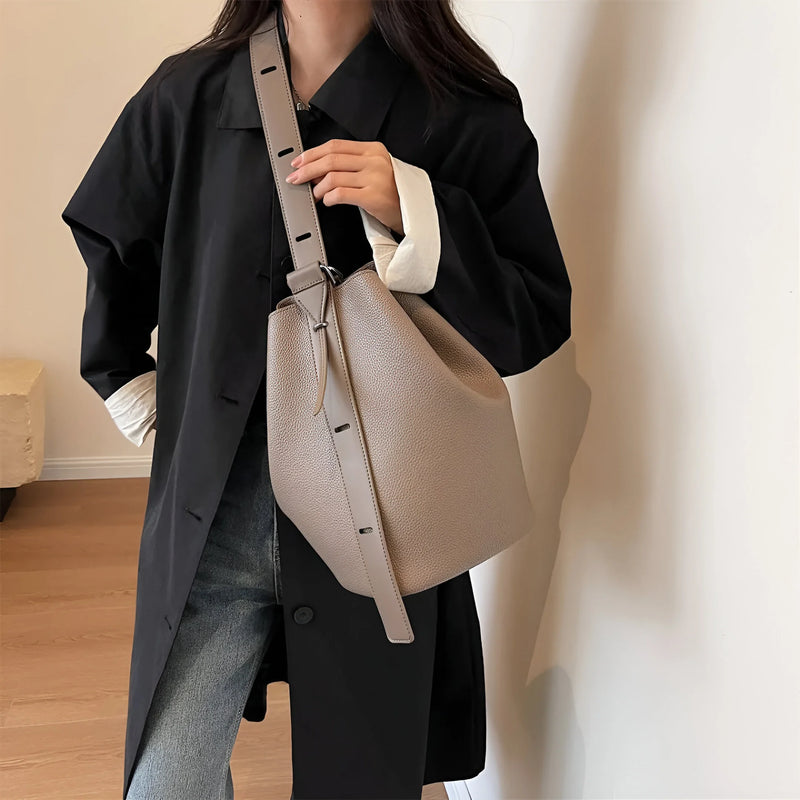 Damen Minimalistische Schultertasche aus Leder
