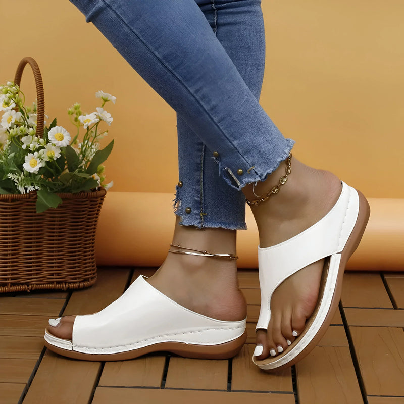 Stilvolle und stützende Keilsandalen