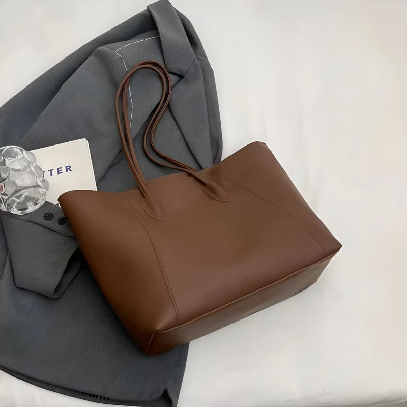 Schultertasche aus Leder mit Ziernähten