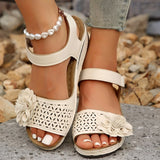 Blumeninspirierte Sandalen mit mittelhohem Absatz