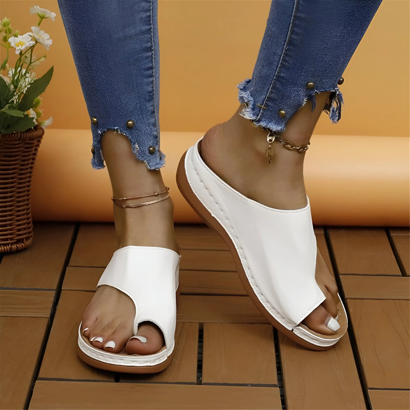 Stilvolle und stützende Keilsandalen