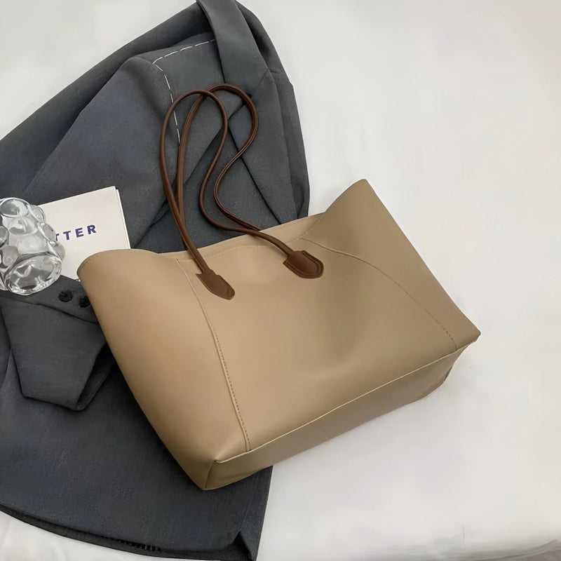 Schultertasche aus Leder mit Ziernähten