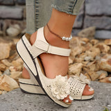 Blumeninspirierte Sandalen mit mittelhohem Absatz