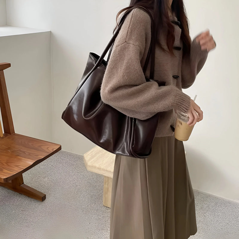 Luxuriöse Schultertasche aus weichem Leder