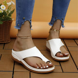 Stilvolle und stützende Keilsandalen