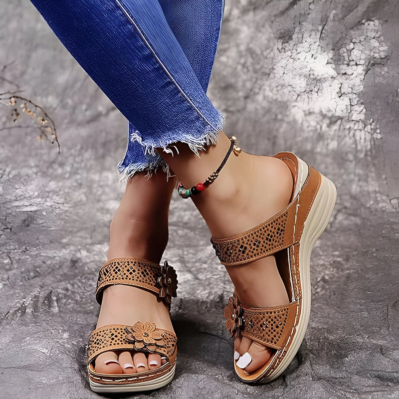 Damen Blumige Keil-Ledersandalen