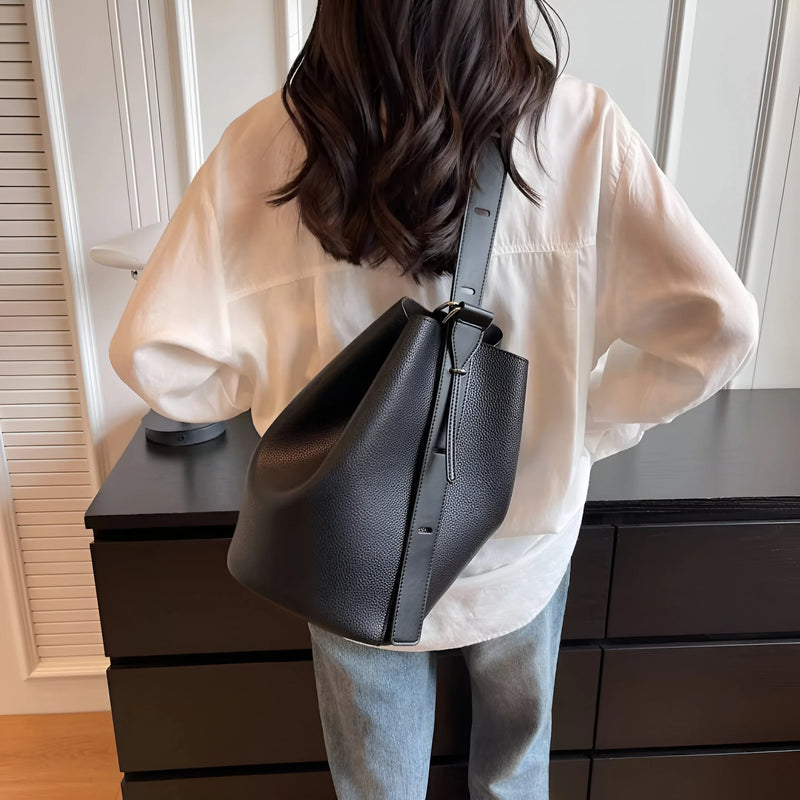 Damen Minimalistische Schultertasche aus Leder