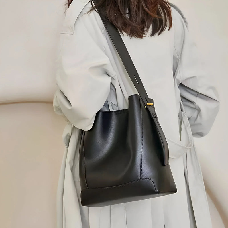 Moderne Schultertasche im Bucket-Stil mit Knopfverschluss