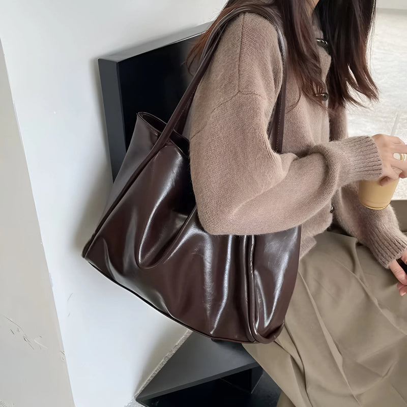 Luxuriöse Schultertasche aus weichem Leder