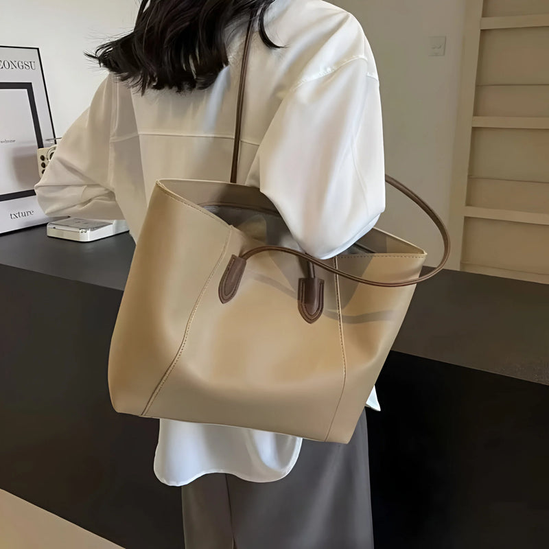 Schultertasche aus Leder mit Ziernähten
