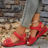 Blumeninspirierte Sandalen mit mittelhohem Absatz