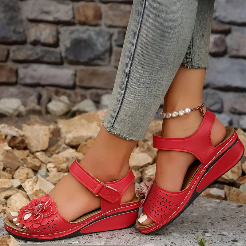 Blumeninspirierte Sandalen mit mittelhohem Absatz