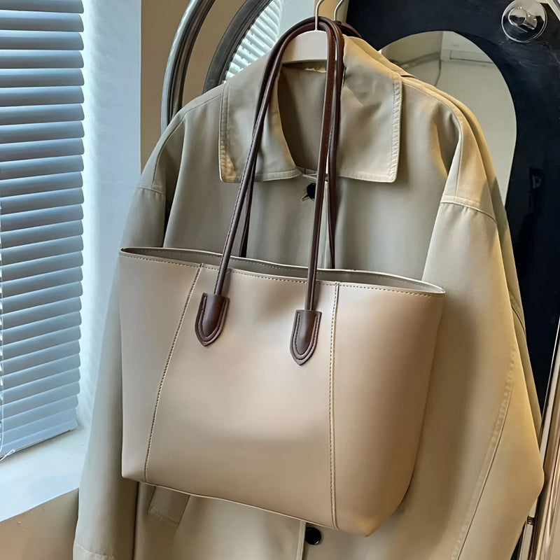 Schultertasche aus Leder mit Ziernähten
