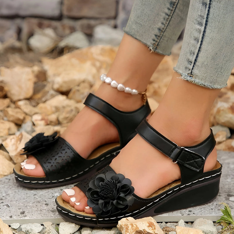 Blumeninspirierte Sandalen mit mittelhohem Absatz