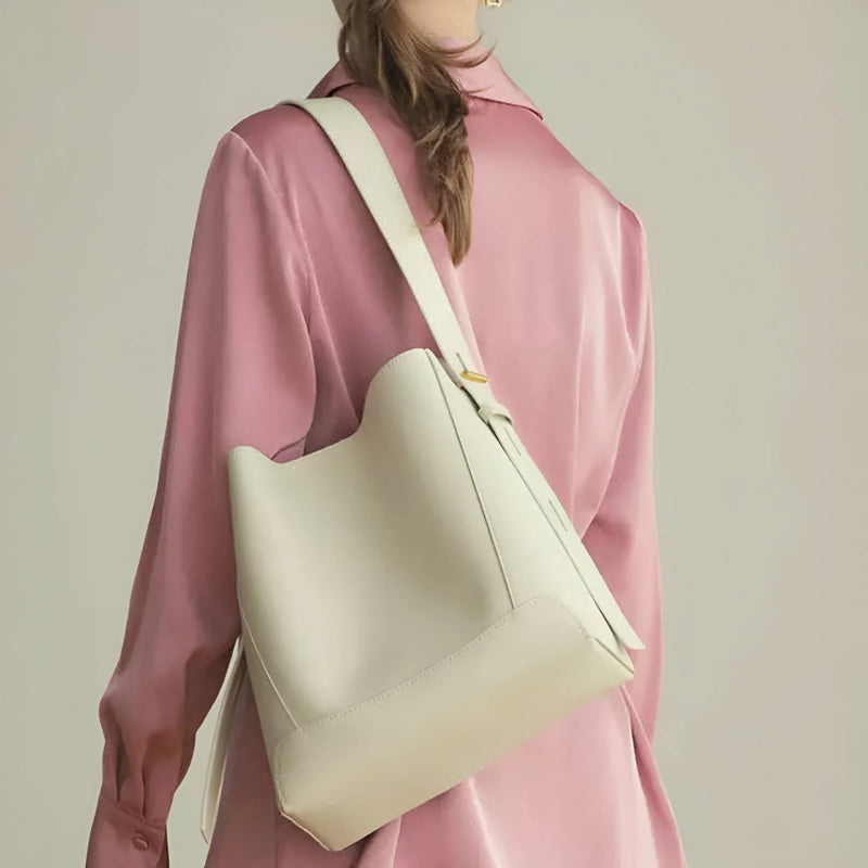 Moderne Schultertasche im Bucket-Stil mit Knopfverschluss