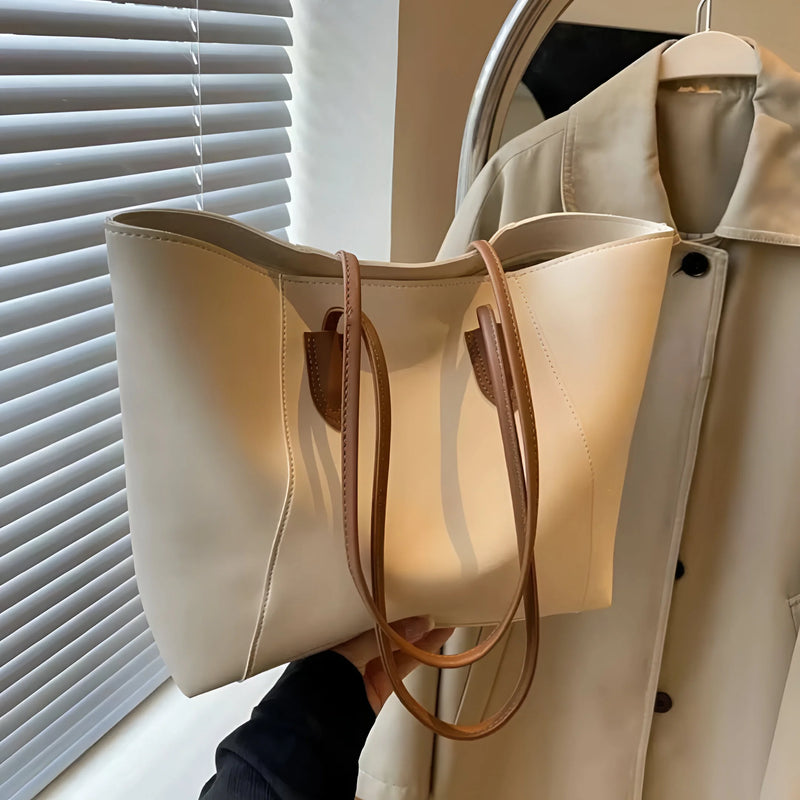 Schultertasche aus Leder mit Ziernähten