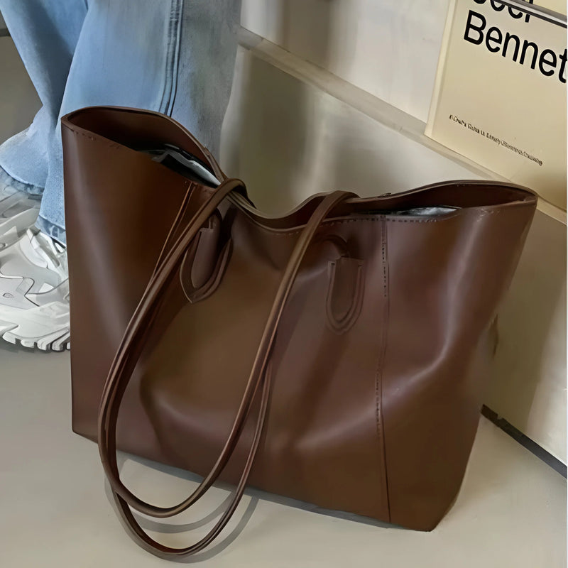 Schultertasche aus Leder mit Ziernähten