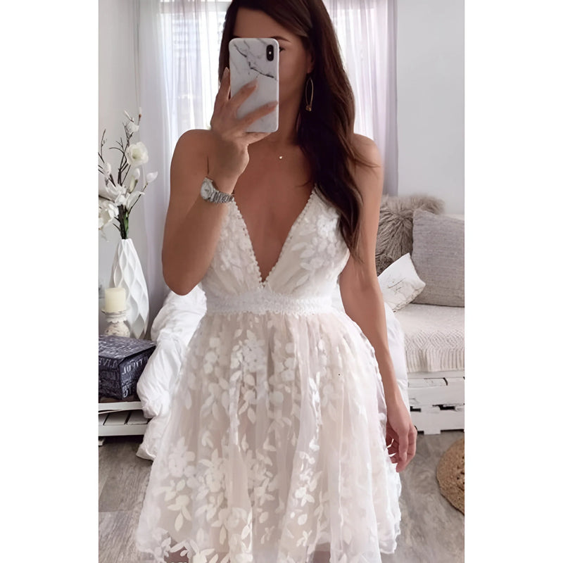 Weißes Spitzen-Minikleid mit Spaghettiträgern