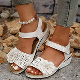 Blumeninspirierte Sandalen mit mittelhohem Absatz