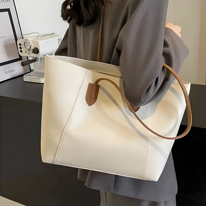 Schultertasche aus Leder mit Ziernähten