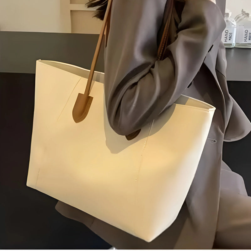 Schultertasche aus Leder mit Ziernähten