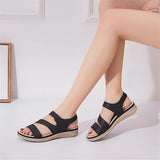 Keilsandalen mit verstellbarem Riemen und Fußgewölbeunterstützung