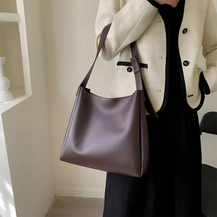 Schulterhandtasche mit großer Kapazität und passender Tasche