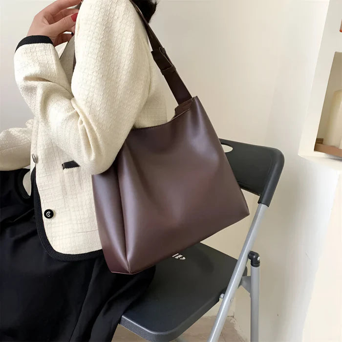 Schulterhandtasche mit großer Kapazität und passender Tasche